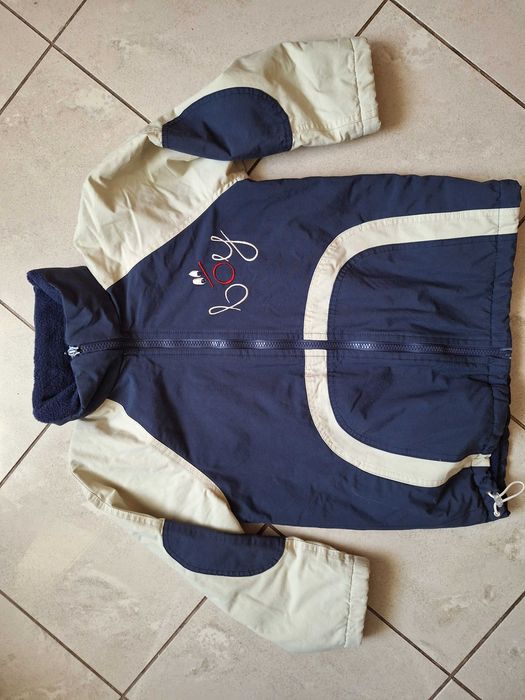 Przejsciowa kurtka z polarkiem i odpinanym kapturem, rozm. 122