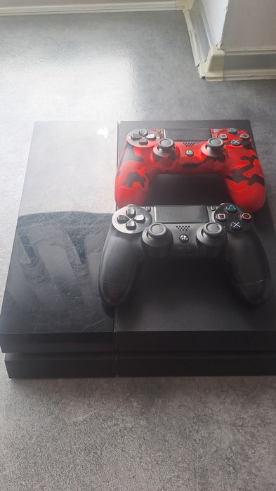 Konsola PS4 + 2 pady