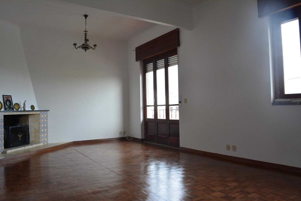 Aluga-se 1º andar apartamento em moradia
