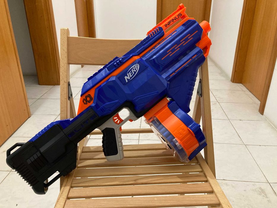 Lançador NERF Elite Infinus para 30 dados