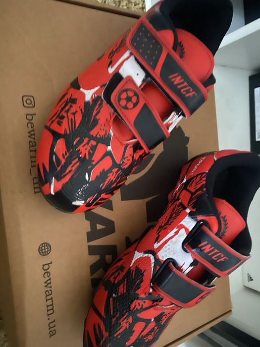 Футбольные  кроссовки , бутсы  на стельку 23,5 см