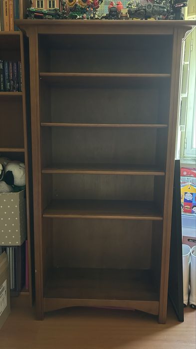 Estante de livros espaçosa