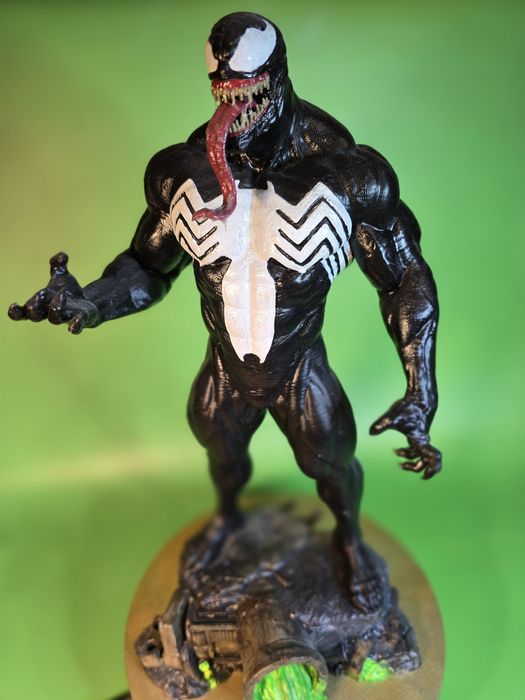 Колекційна фігурка легендарного антигероя Venom висотою 35 см.