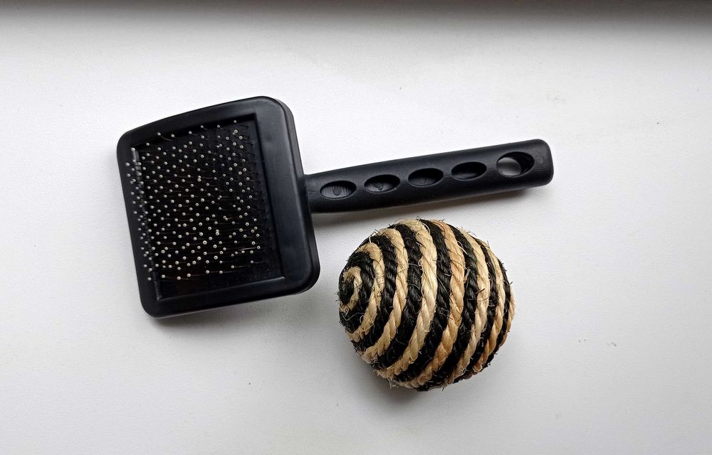 Пуходерка (Щетка) + Шарик ( когтеточка / игрушка ) для котов и собак