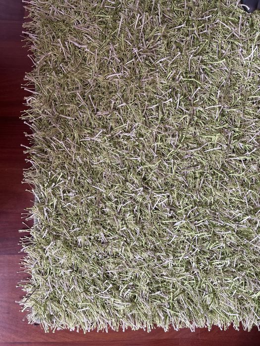 Carpete em tons de verde , usada , com as medidas de 2,95 x 1,95 metro