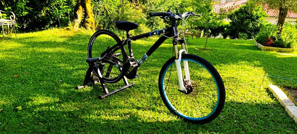 Bicicleta e rolo de ciclismo