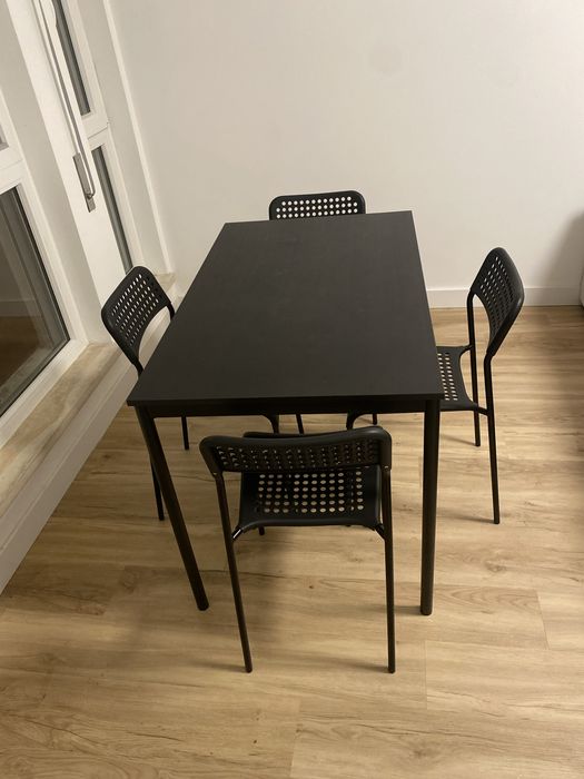 Mesa com 4 cadeiras