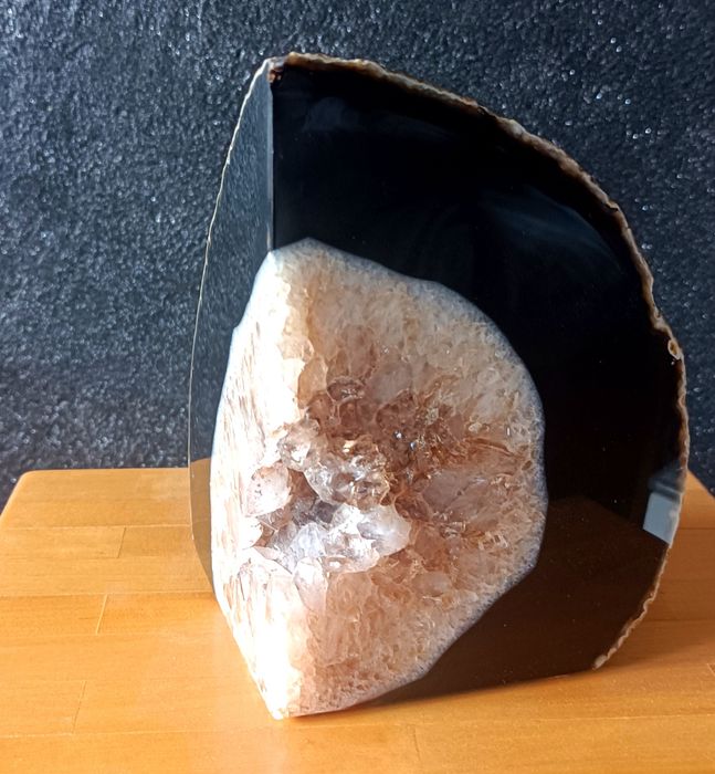 Agat dekoracyjny – naturalny kamień z kryształami, 2,2 kg