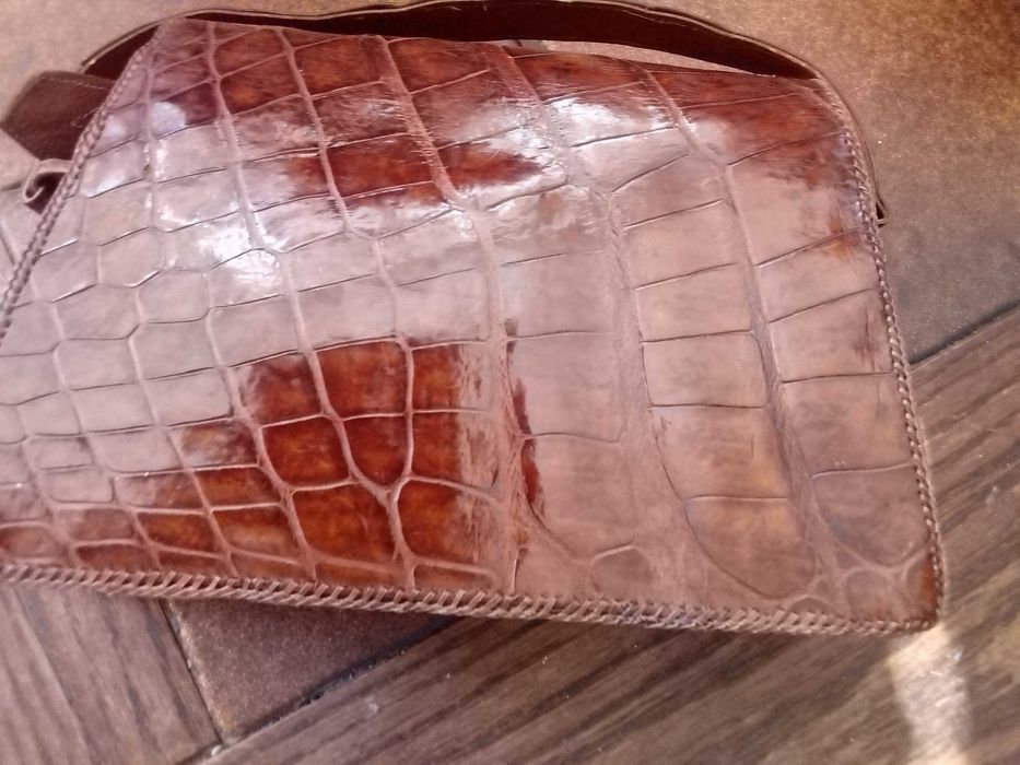 Vendo mala cor castanha  alça curta como nova