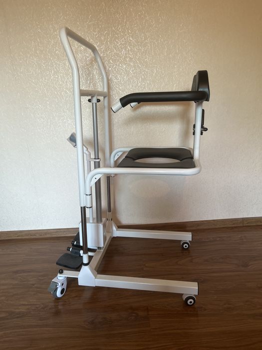 Wózek inwalidzki sanitarny elektrycznie podnoszony BMW02