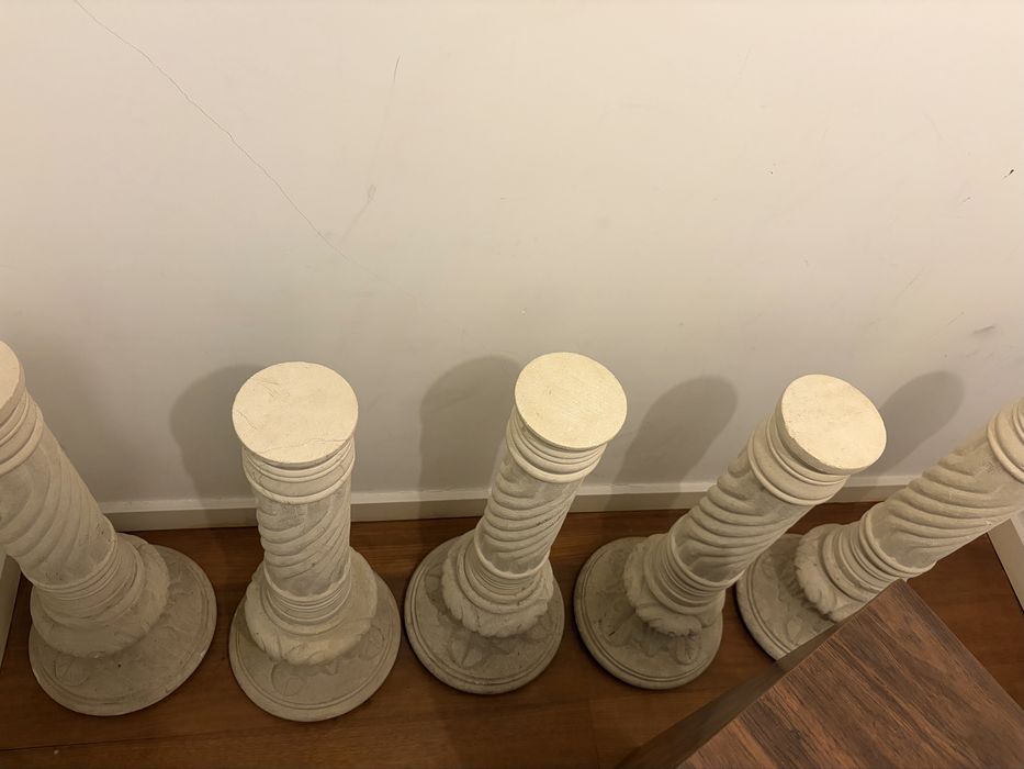 Mesa de vidro com cinco pés de pedra esculpida