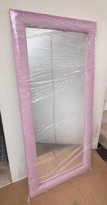 Espelho de parede em veludo cor de rosa