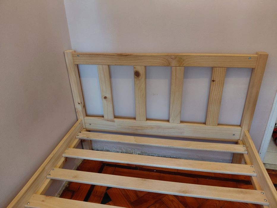 Cama de madeira como nova