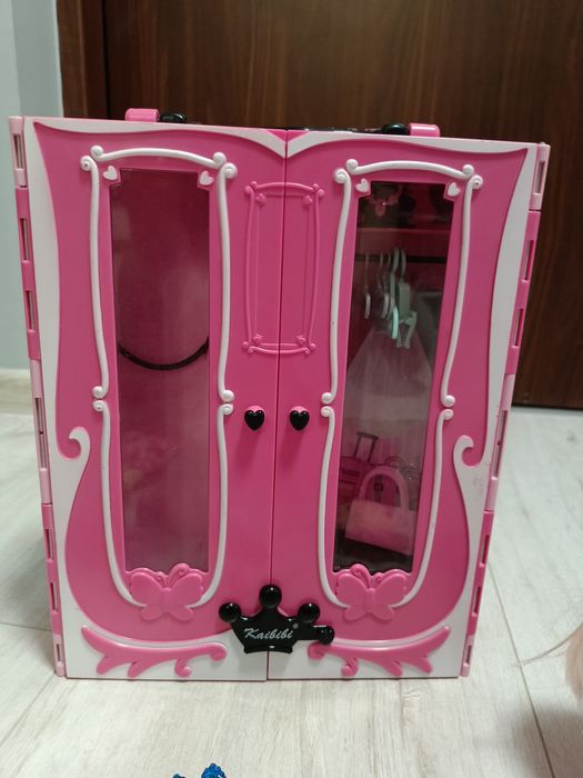 Zestaw lalek Barbie z szafą i akcesoriami