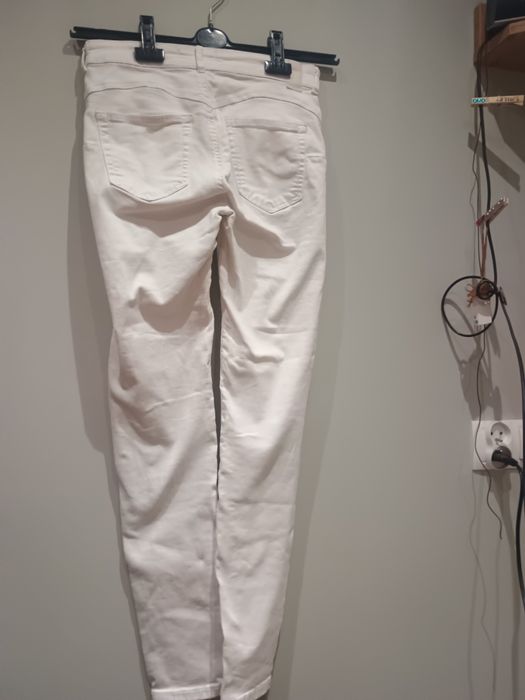 Białe spodnie rurki
