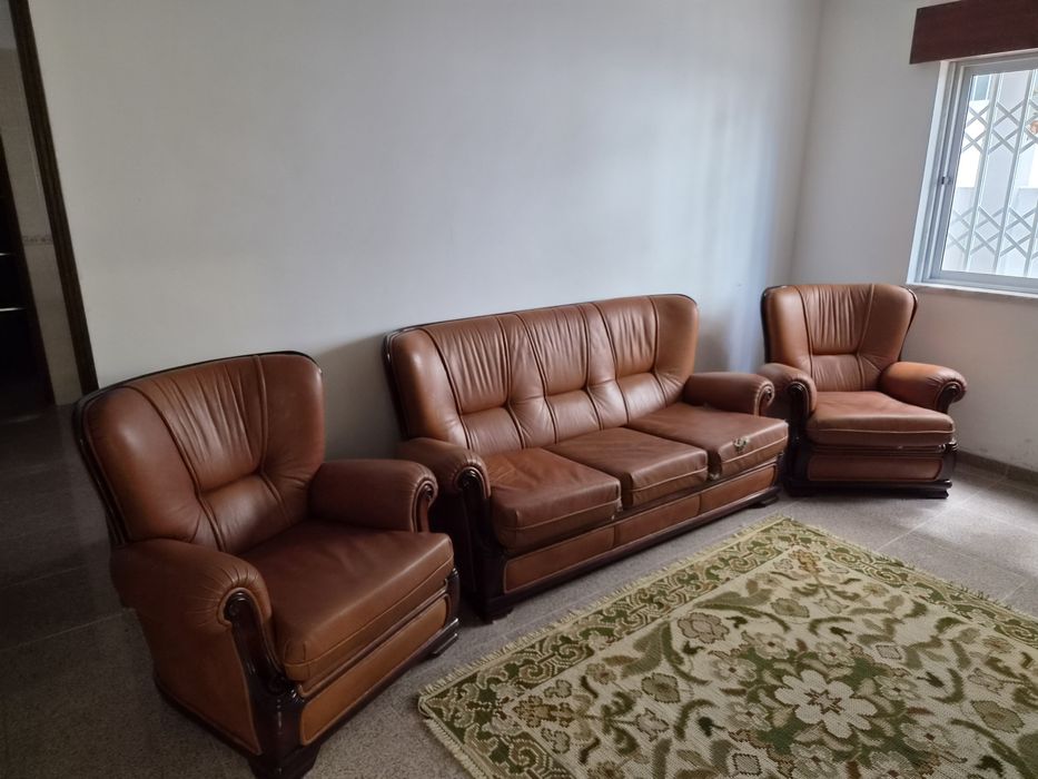 Conjunto Sofás em Pele: Sofá-Cama 3 Lugares + 2 Poltronas Clássicas