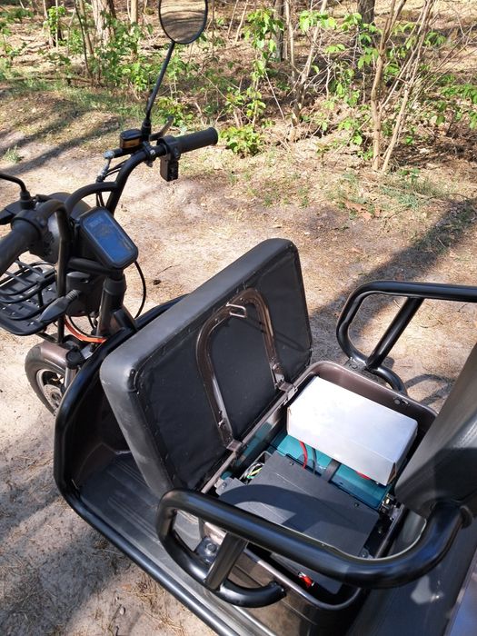 Motorower trójkołowy elektryczny trzyosobowy