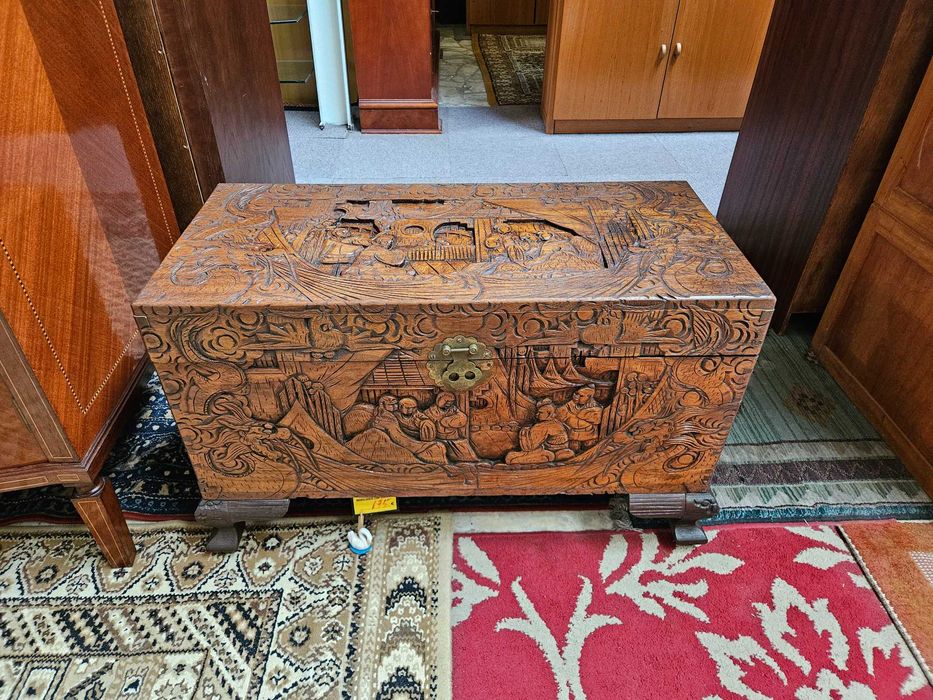 Hand-carved camphor wood chest - Good condition