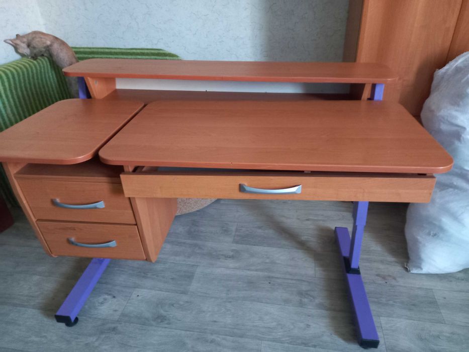 Продам дитячий стіл