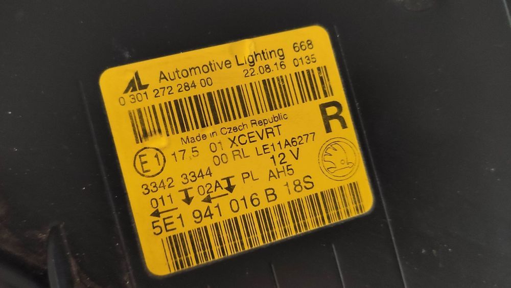 farol direito Skoda Octavia bi-xenon - 5E1941016B