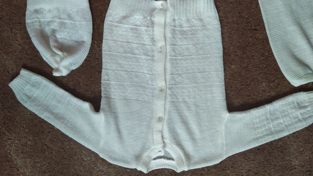 biały sweterek,sweter niemowlęcy,spodnie,czapeczka,rękawiczki,r.74-80