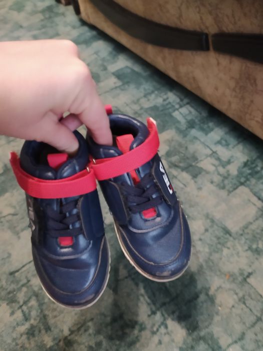 Продам демисезонные кросовки!