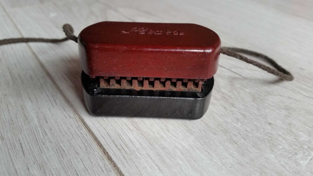 Bakelitowa ostrzałka do żyletek Misia Warszawa