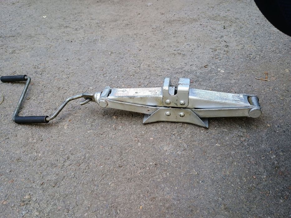 Продам домкрат в хорошем состоянии.