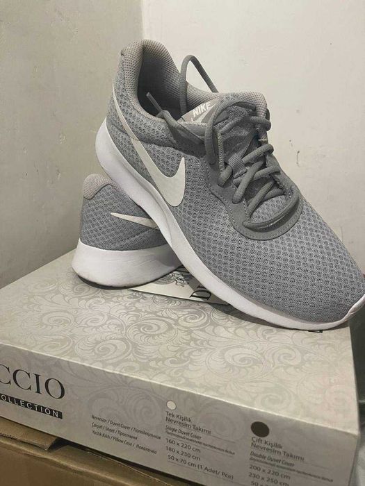 Продам кроссовки Nike серые