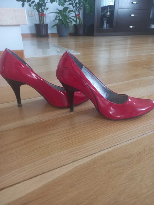 Eleganckie czółenka na szpilce.