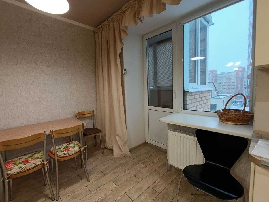 Простора 2-х кімн. у гарному стані з газовим котлом. Центральний парк!