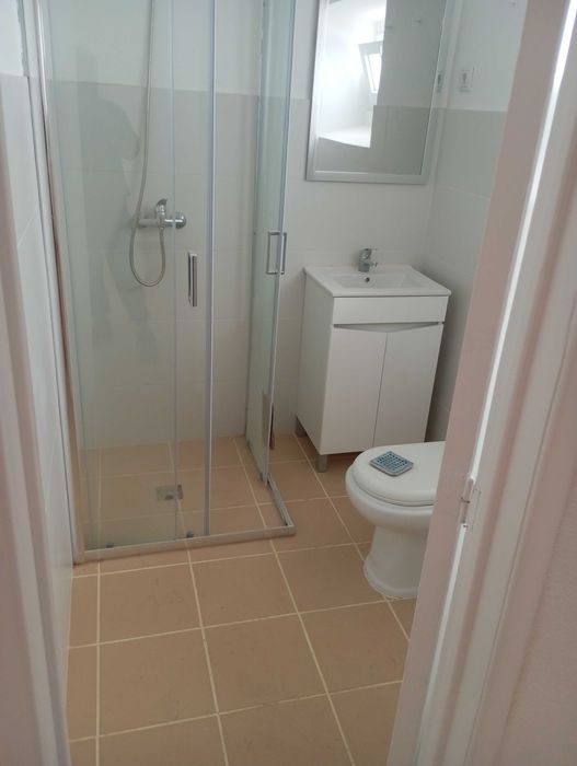 Remodelações,  telhados pinturas e obras em geral.