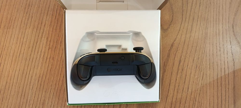 Comando Especial Xbox gold shadow na caixa