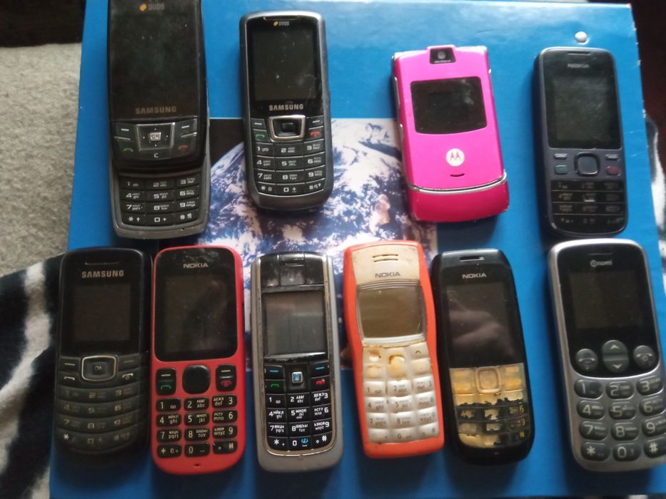 Лот кнопочных телефонов.