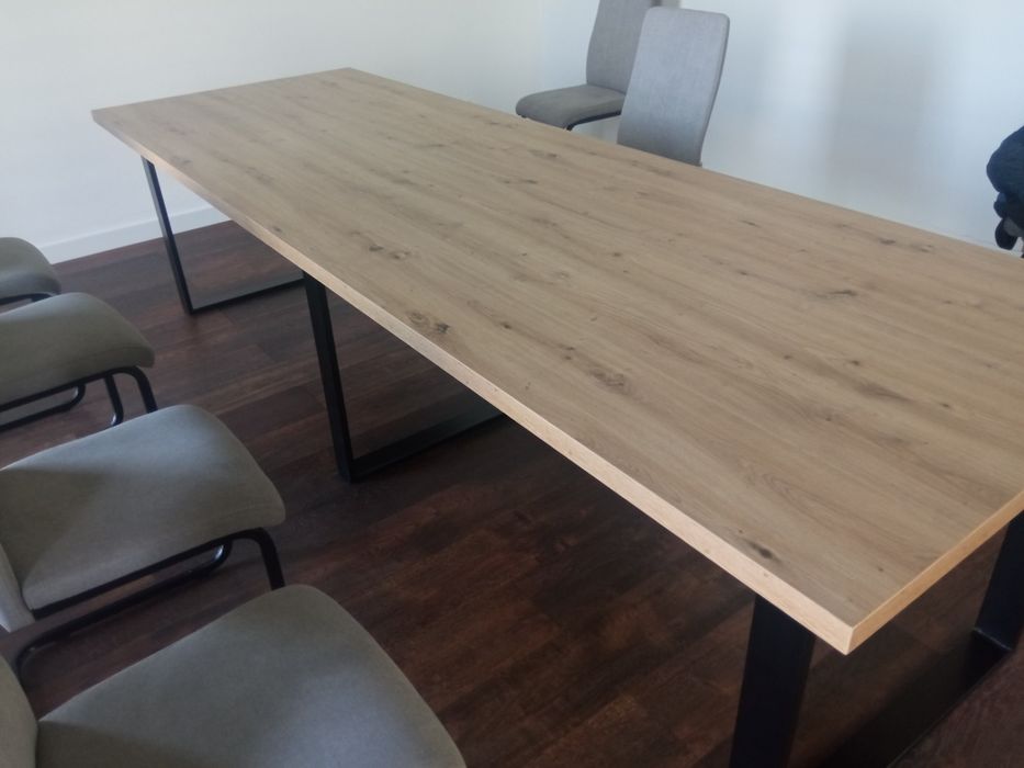 Duży stół gościnny typu loft