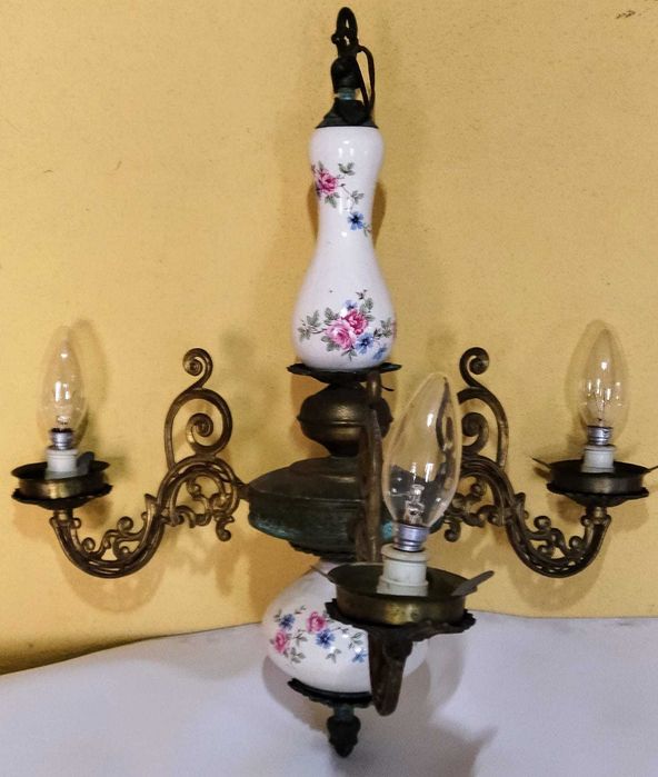 Candeeiro de teto em latão e loiça.