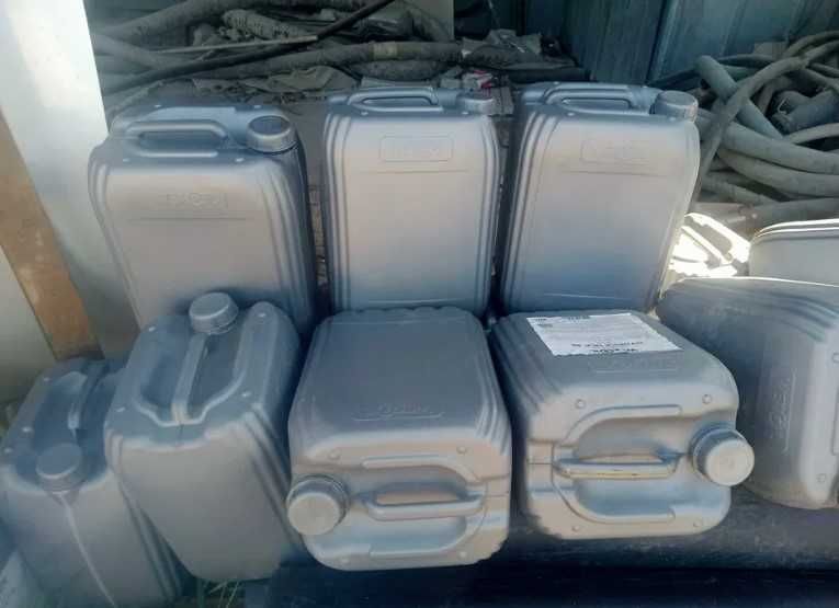 Продам канистры 20л