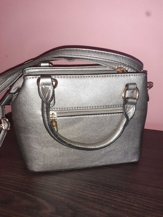 Torebka srebrna w kolorze metalicznym srebrnym