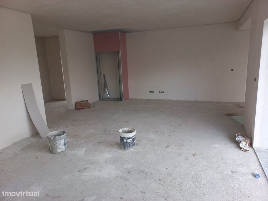 Moradia T3 em final de construção, com piscina, em Fernão Ferro