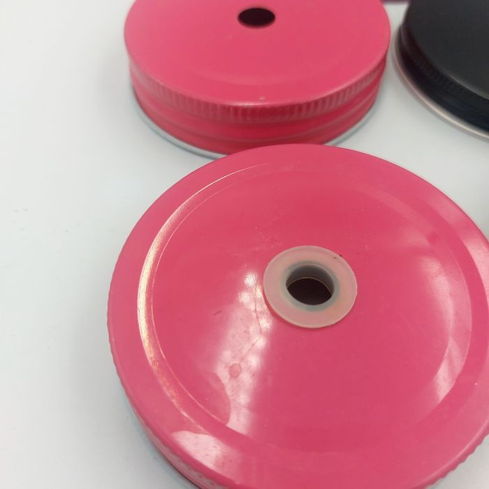 Nakrętki do słoików z dziurką