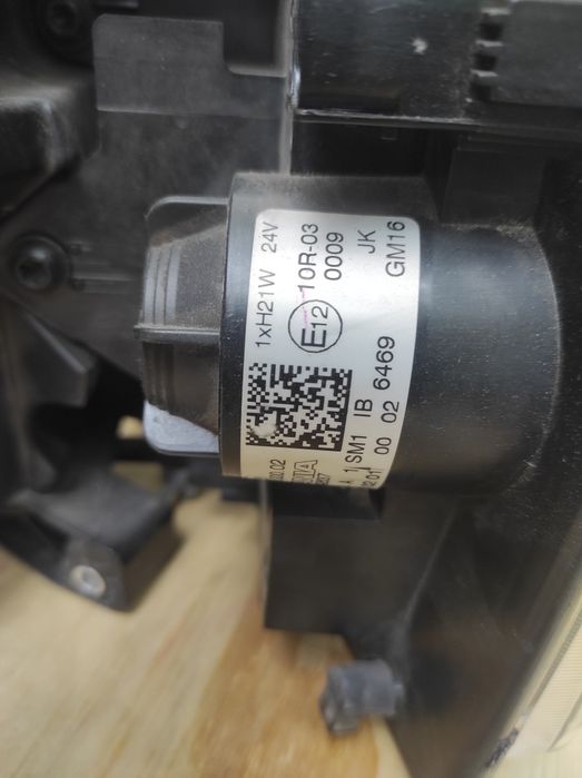 Фара сканія права