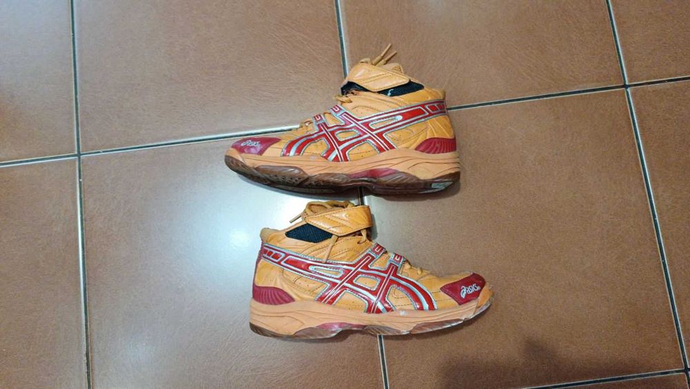 кросовки ASICS 38 розмір
