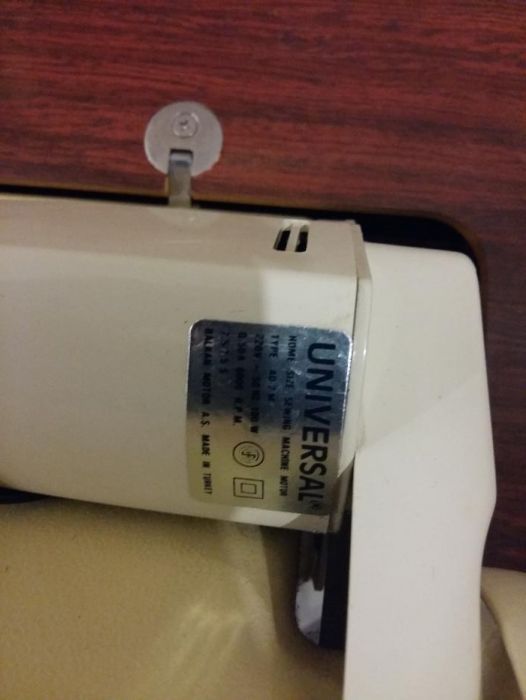 Продам швейну машинку Чайка-142М привод ножной электрический