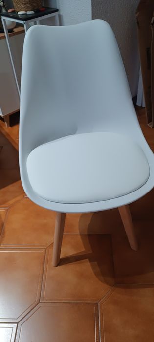 Mesa extensível e seis cadeiras