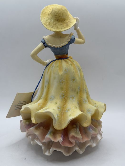 Figurka Alice The Leonardo Collection z kapeluszem