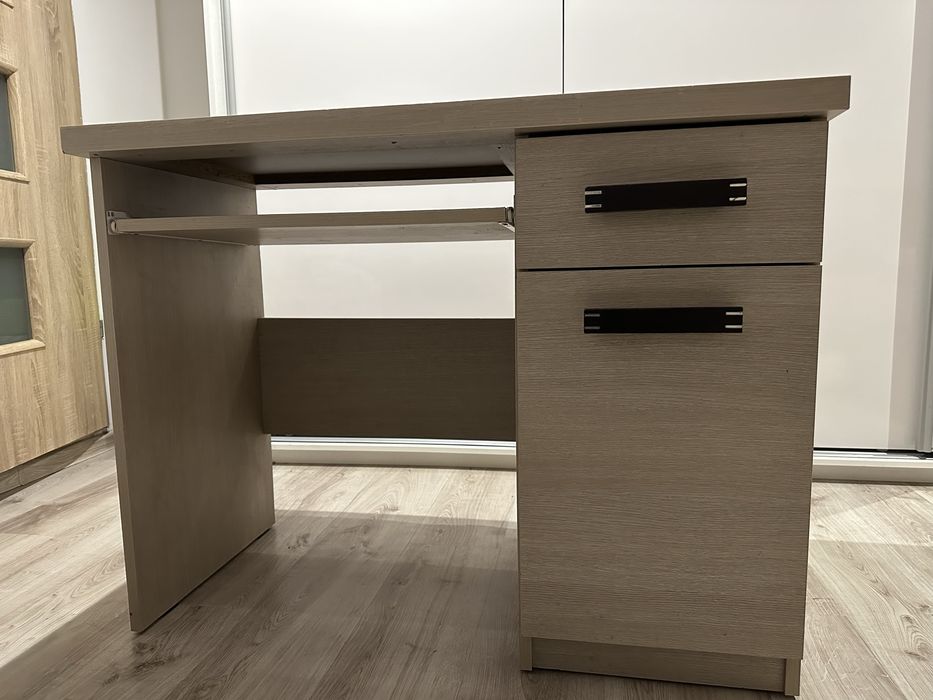 Brazowe biurko ma lekkie slady uzytkowania