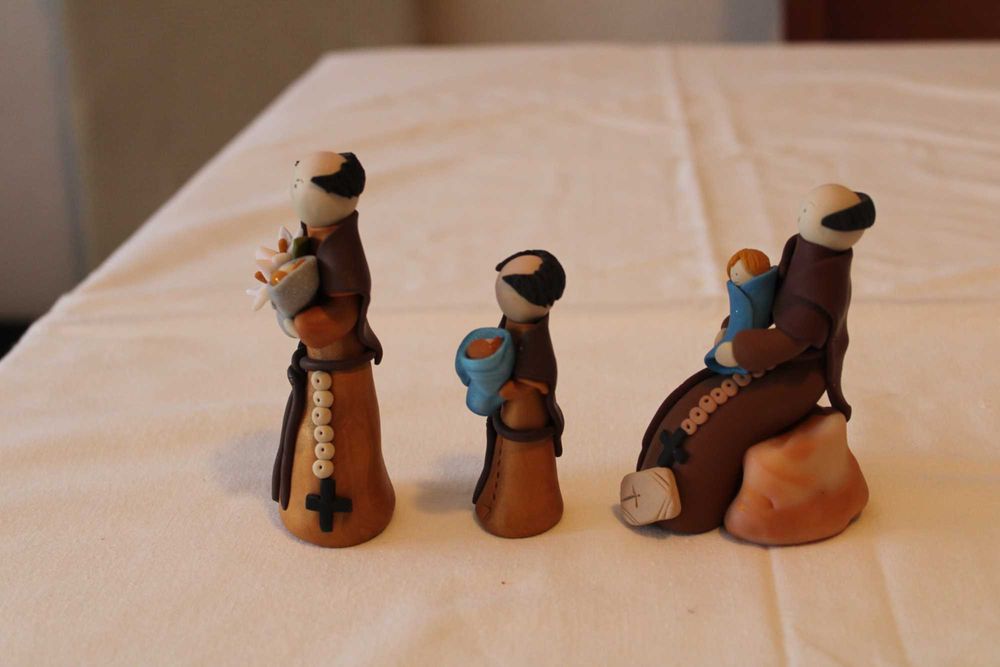 3Figuras  de Santo António, em barro e pintado, assinado Lurdes Alves