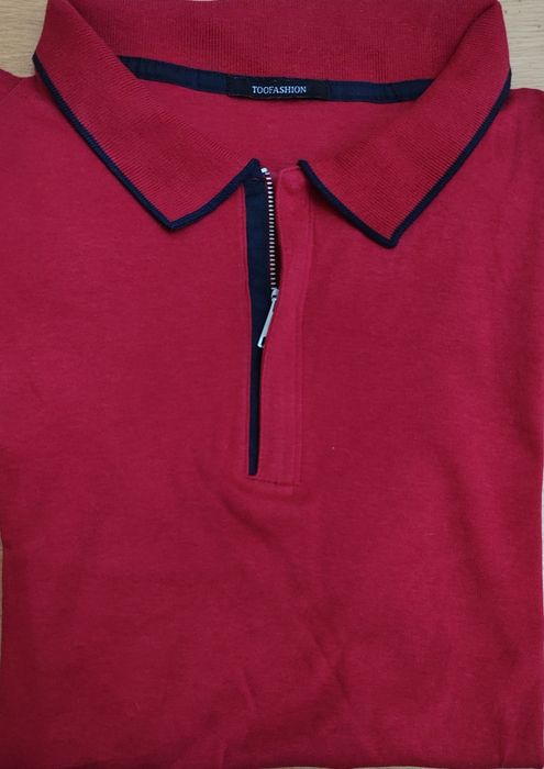 Polo vermelho, de manga curta, com fecho