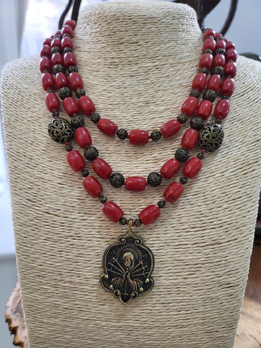 Авторське коралове кольє з бронзовою підвіскою "Богородиця"