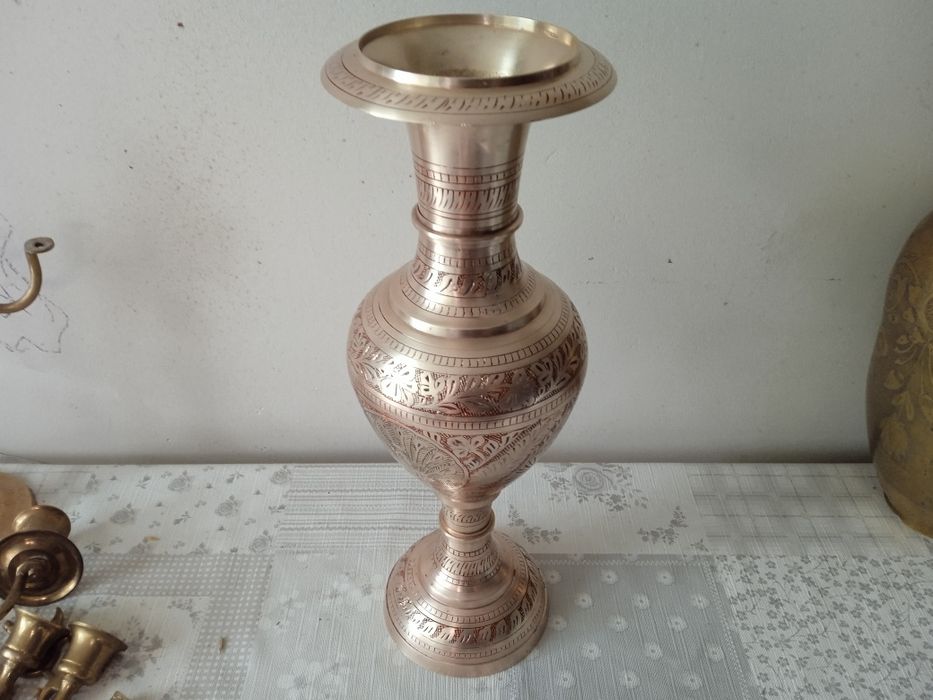 duży wazon zdobiony mosiężny